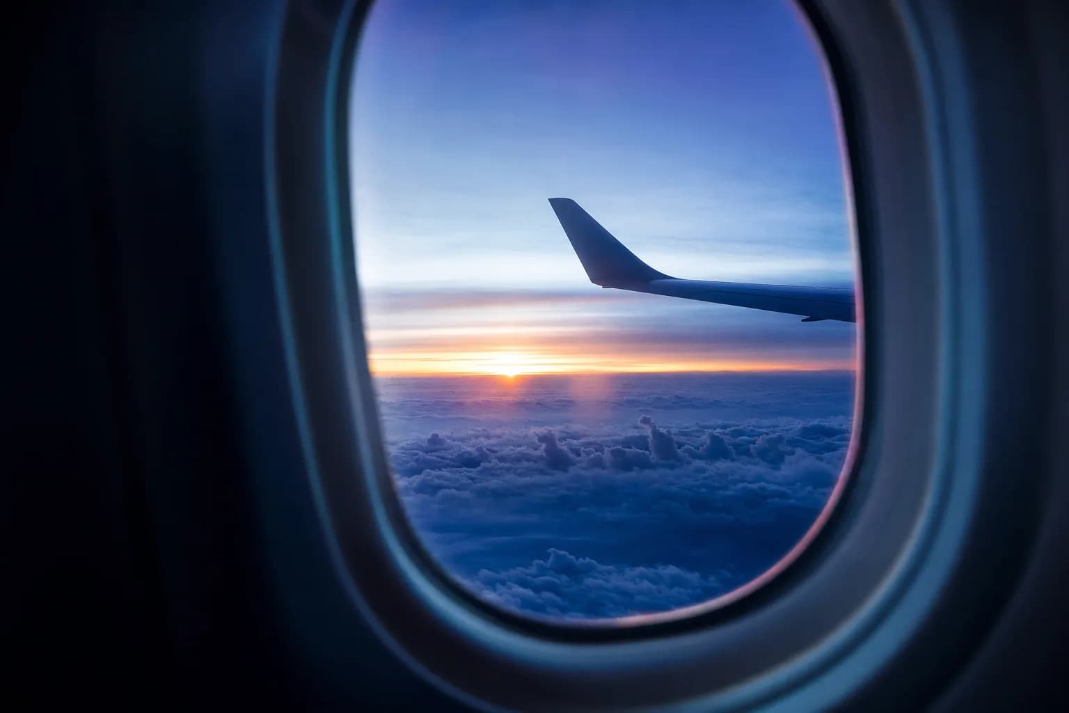 Vista da janela de um avião ao amanhecer