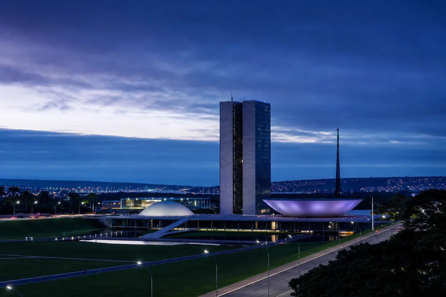Vista das torres do Congresso Nacional e da Esplanada dos Ministérios em Brasília ao entardecer