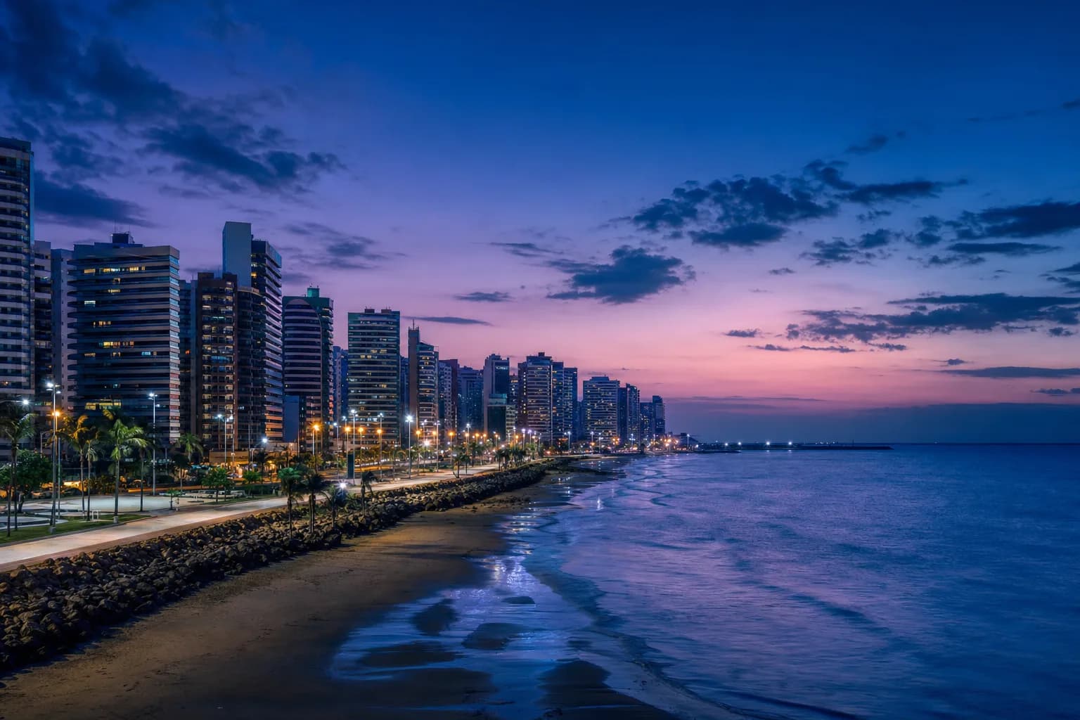 Vista da Avenida Beira Mar de Fortaleza com a praia e o horizonte da cidade ao entardecer