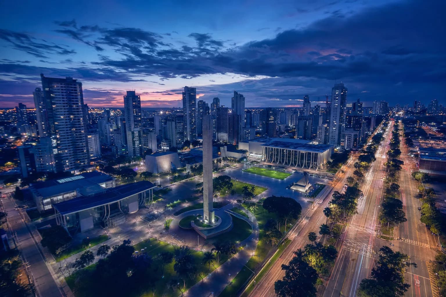 Vista da Praça Cívica de Goiânia ao entardecer, com as largas avenidas da cidade ao redor