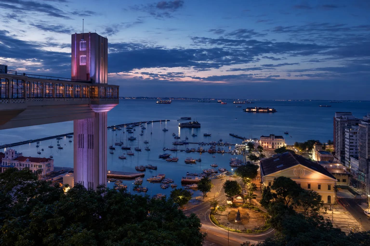 Vista do Elevador Lacerda e da Baía de Todos os Santos em Salvador ao entardecer
