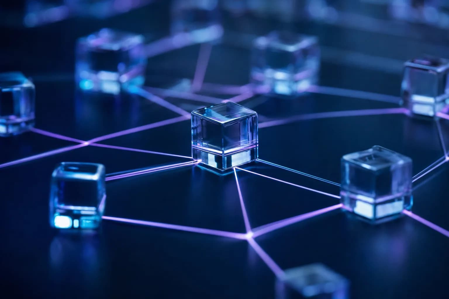 Blocos de vidro translúcidos conectados por linhas finas de luz violeta e ciano sobre uma superfície navy, representando um grafo de dados estruturados